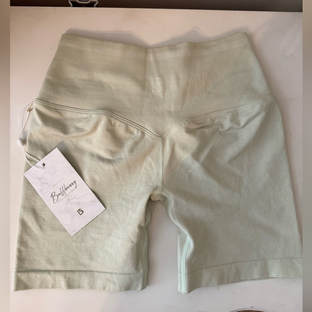 Buffbunnyy shorts NWT, seamless shorts form the Genesis collection, size S